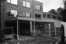 850896 Gezicht op de nieuwbouw van het verzorgingstehuis Beukenstein (Hoofdstraat 57) te Driebergen. Bij het ...